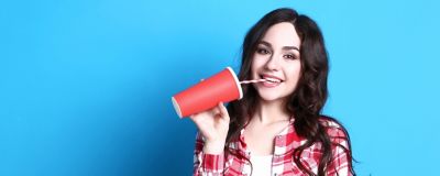Người con gái Uống từ Ống hút Giấy